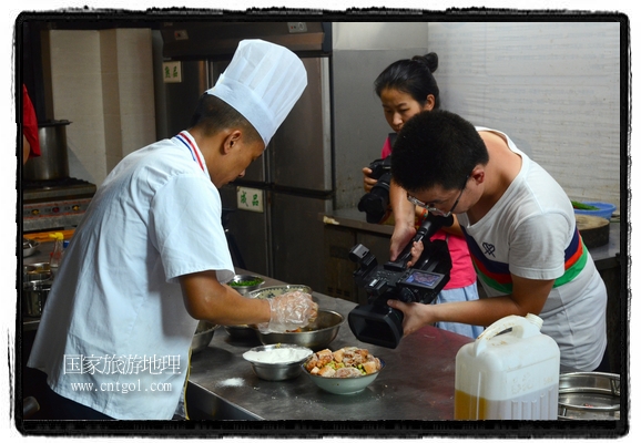 此次攝制組通過拍攝婺源代表名菜糊豆腐、粉蒸肉、荷包紅魚、賽鵝頸及地方小吃清明果、灰汁果、糯米子糕等來詮釋婺源美食經(jīng)典，展示婺源食文化，打造獨(dú)屬婺源的美食符號。