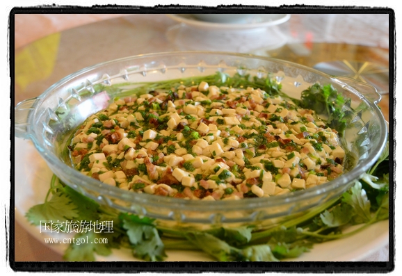 此次攝制組通過拍攝婺源代表名菜糊豆腐、粉蒸肉、荷包紅魚、賽鵝頸及地方小吃清明果、灰汁果、糯米子糕等來詮釋婺源美食經(jīng)典，展示婺源食文化，打造獨(dú)屬婺源的美食符號。