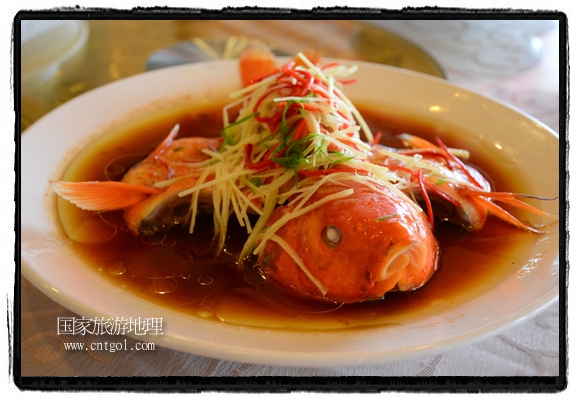 此次攝制組通過拍攝婺源代表名菜糊豆腐、粉蒸肉、荷包紅魚、賽鵝頸及地方小吃清明果、灰汁果、糯米子糕等來詮釋婺源美食經(jīng)典，展示婺源食文化，打造獨(dú)屬婺源的美食符號。