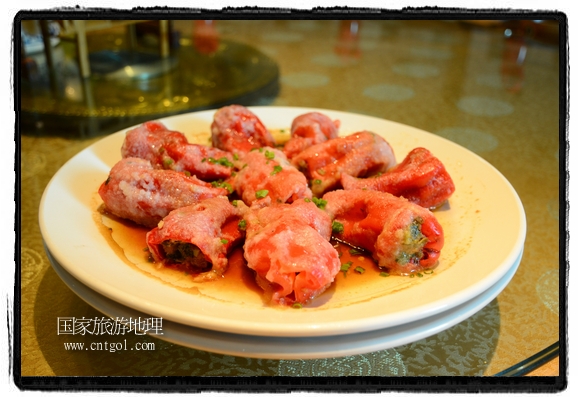 此次攝制組通過拍攝婺源代表名菜糊豆腐、粉蒸肉、荷包紅魚、賽鵝頸及地方小吃清明果、灰汁果、糯米子糕等來詮釋婺源美食經(jīng)典，展示婺源食文化，打造獨(dú)屬婺源的美食符號。