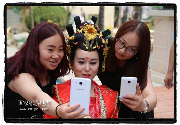 6月19日，端午節(jié)的前一天，甘肅平?jīng)鍪嗅轻紖^(qū)南山公園澳廈麗灣小區(qū)“邀請”唐朝被譽(yù)為四大美女之一的“楊貴妃”前來與市民見面，共度“端午佳節(jié)”。期間，“貴妃娘娘”由一名解說人員做向?qū)?，與小區(qū)居民一同游玩、賞景、互敬酒水、合影留念，并現(xiàn)場贈(zèng)送大人小孩粽子、香包和糖果。