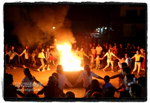 甘肅平?jīng)鍪嗅轻脊沛?zhèn)舉辦了篝火晚會，1000余名市民參與其中，大家載歌載舞，在歡快熱鬧的氣氛中為每一位父親送祝福。父親節(jié)（Father's Day），顧名思義是感恩父親的節(jié)日。約始于二十世紀初，起源于美國，現(xiàn)已廣泛流傳于世界各地，節(jié)日日期因地域而存在差異。