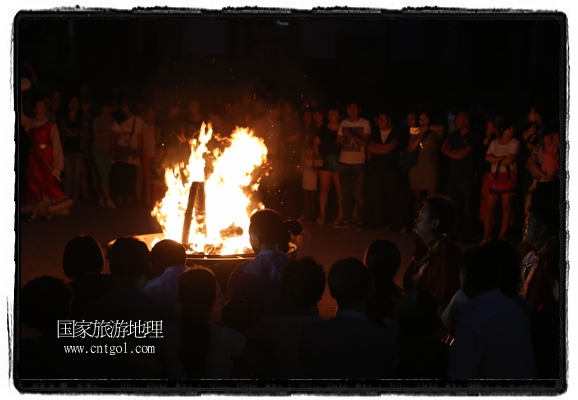 甘肅平?jīng)鍪嗅轻脊沛?zhèn)舉辦了篝火晚會，1000余名市民參與其中，大家載歌載舞，在歡快熱鬧的氣氛中為每一位父親送祝福。父親節(jié)（Father's Day），顧名思義是感恩父親的節(jié)日。約始于二十世紀初，起源于美國，現(xiàn)已廣泛流傳于世界各地，節(jié)日日期因地域而存在差異。