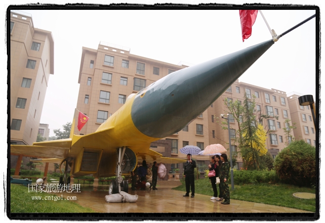 小區(qū)突然出現(xiàn)“飛機(jī)坦克”，其中殲15艦載戰(zhàn)斗機(jī)一架、99式主戰(zhàn)坦克一輛、武直-10武裝直升機(jī)一架，吸引了眾多市民雨中圍觀、合影。