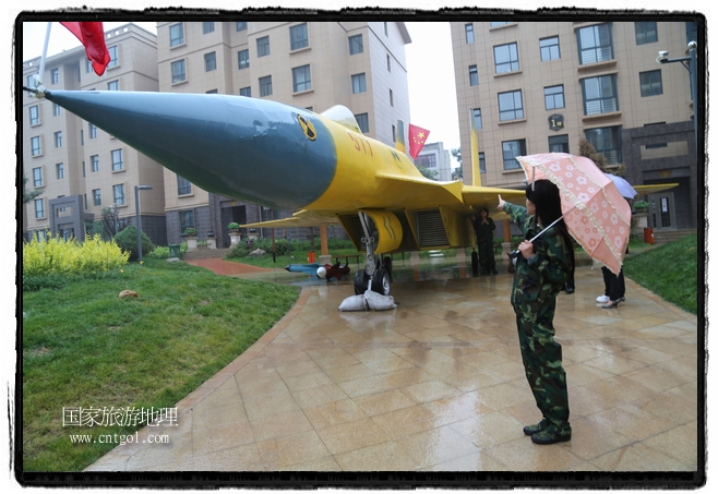 小區(qū)突然出現(xiàn)“飛機(jī)坦克”，其中殲15艦載戰(zhàn)斗機(jī)一架、99式主戰(zhàn)坦克一輛、武直-10武裝直升機(jī)一架，吸引了眾多市民雨中圍觀、合影。