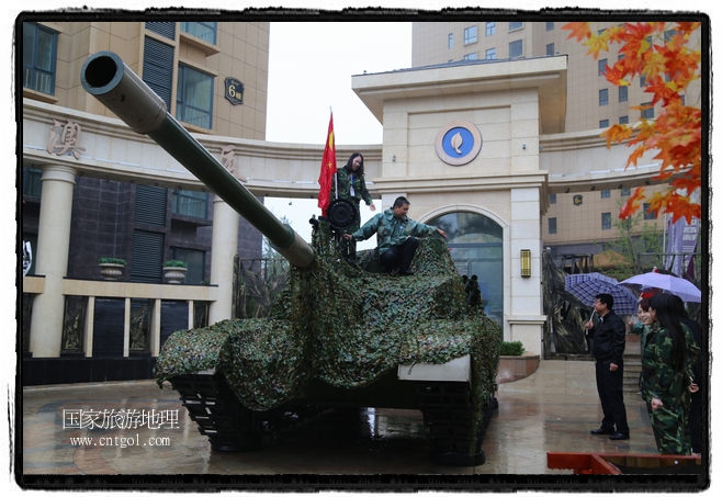 小區(qū)突然出現(xiàn)“飛機(jī)坦克”，其中殲15艦載戰(zhàn)斗機(jī)一架、99式主戰(zhàn)坦克一輛、武直-10武裝直升機(jī)一架，吸引了眾多市民雨中圍觀、合影。