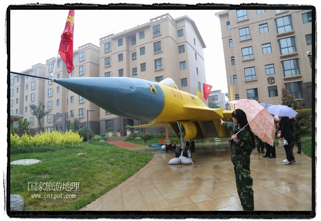 小區(qū)突然出現(xiàn)“飛機(jī)坦克”，其中殲15艦載戰(zhàn)斗機(jī)一架、99式主戰(zhàn)坦克一輛、武直-10武裝直升機(jī)一架，吸引了眾多市民雨中圍觀、合影。