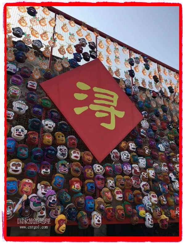 中國規(guī)模最大的猴面具彩繪在南潯古鎮(zhèn)展示。猴子真是今年最紅的動物。 