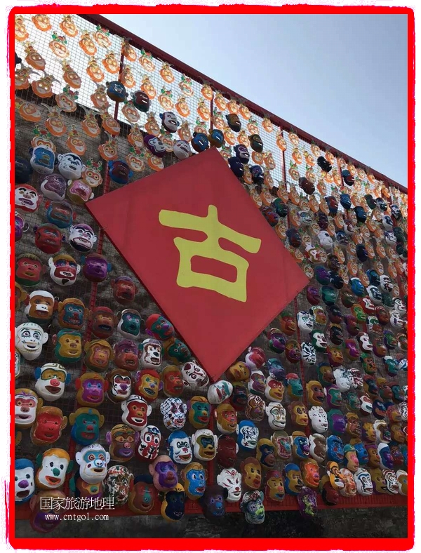 中國規(guī)模最大的猴面具彩繪在南潯古鎮(zhèn)展示。猴子真是今年最紅的動物。 