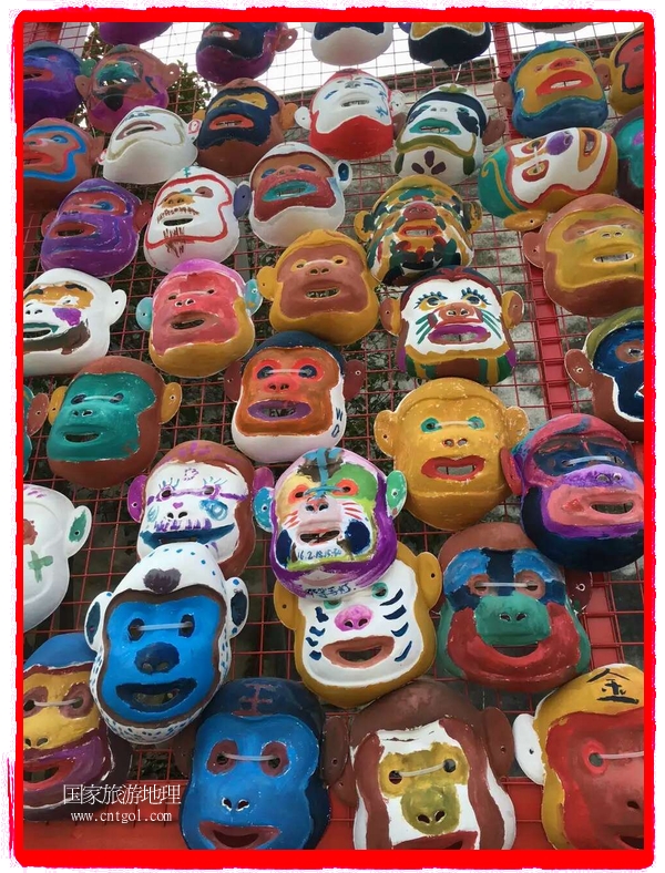 中國規(guī)模最大的猴面具彩繪在南潯古鎮(zhèn)展示。猴子真是今年最紅的動物。 