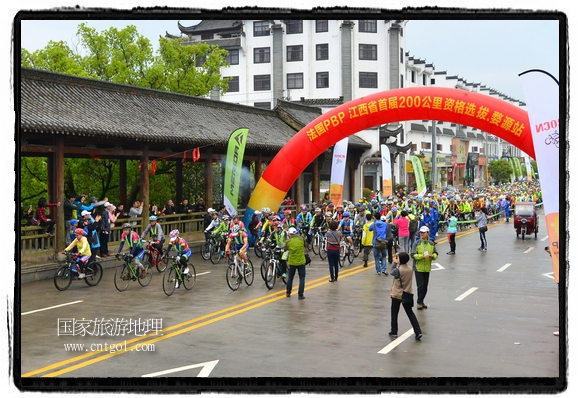 來自江西、安徽、浙江、福建等省市近千名選手參加了比賽，婺源賽道沿途的秀美風(fēng)光和徽派古村落，給參賽選手留下美好的印象。
