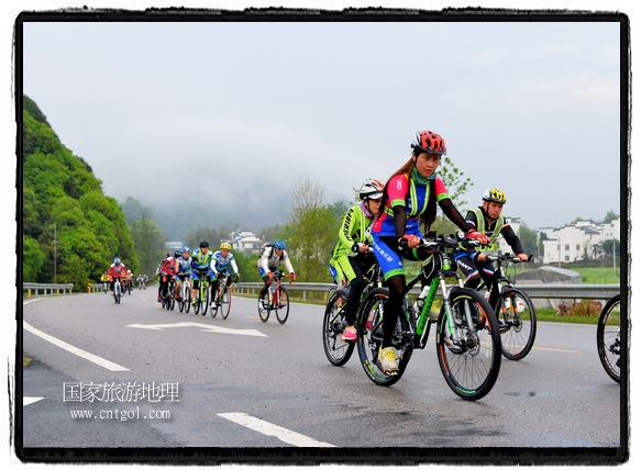 來自江西、安徽、浙江、福建等省市近千名選手參加了比賽，婺源賽道沿途的秀美風(fēng)光和徽派古村落，給參賽選手留下美好的印象。